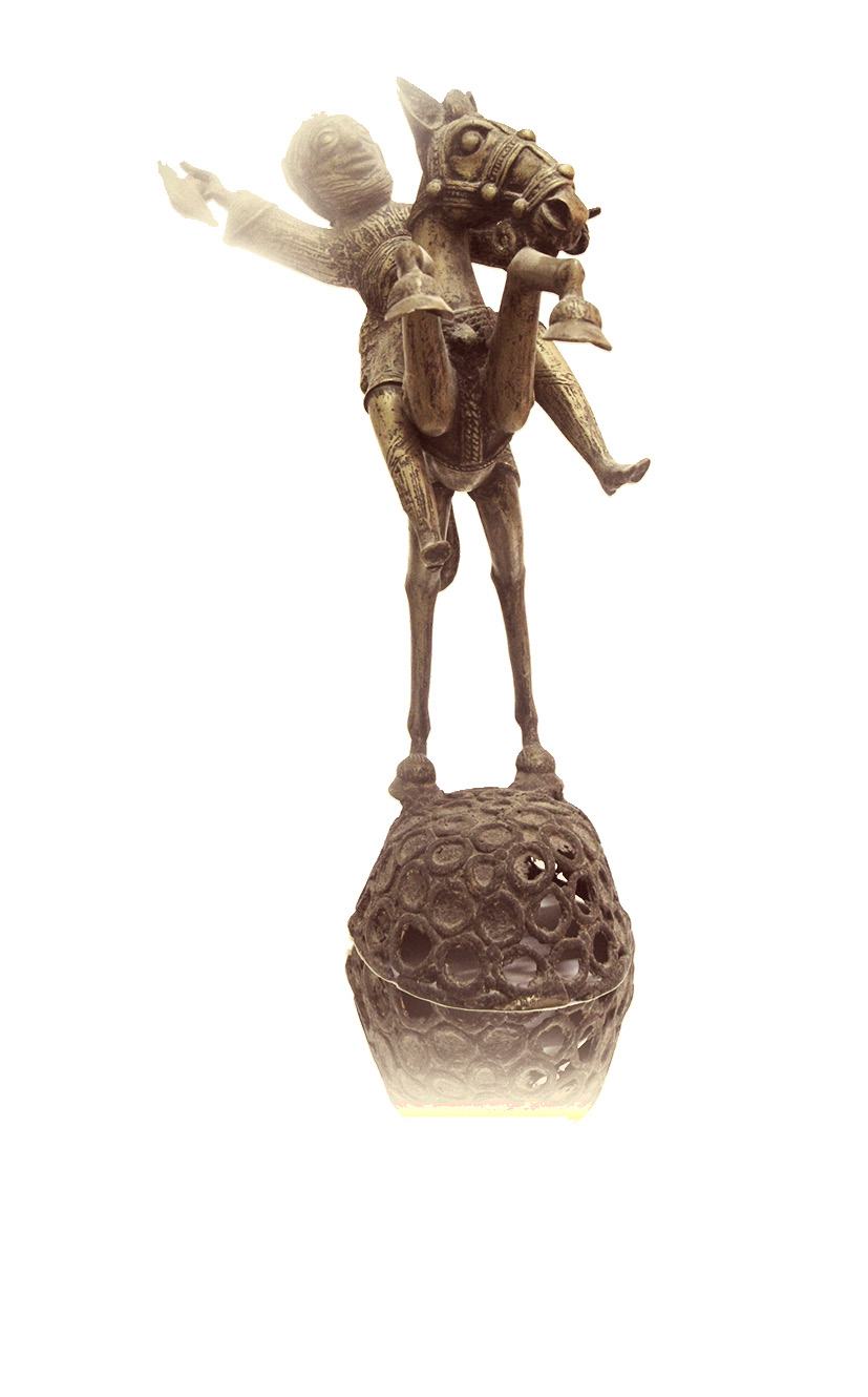 Sculpture africaine symbolisant l'héritage et la vision du Cabinet comptable Pierre Wanssy & Associés
